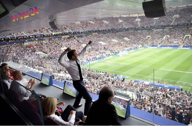 นายกรัฐมนตรีฝรั่งเศสกำลังแสดงความดีใจอย่างสุดขีดในการชมแมตซ์การแข่งขันฟุตบอล หวย24